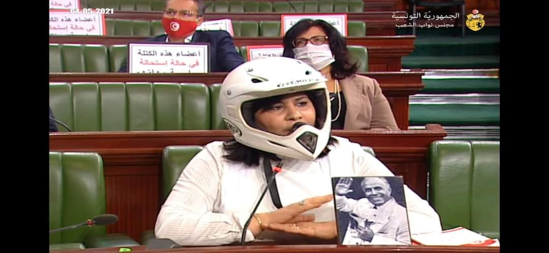 عبير موسي في البرلمان بخوذة درجات نارية