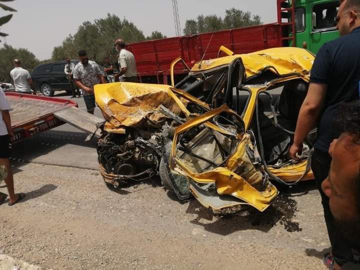 في حادث خطير: وفاة جميع ركاب تاكسي إثر اصطدامها بشاحنة