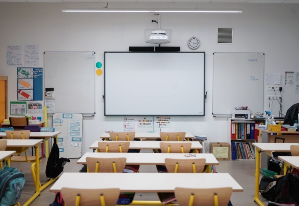 وزارة التربية تعزل أستاذا وتقوم بوقف 3 موظفين عن العمل 