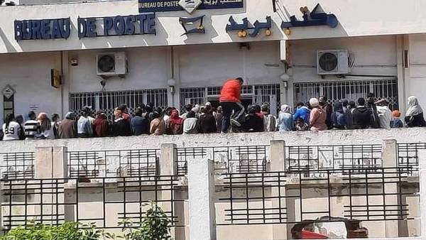 بن عروس: توقف عمل مكتب البريد بسبب التدافع الشديد