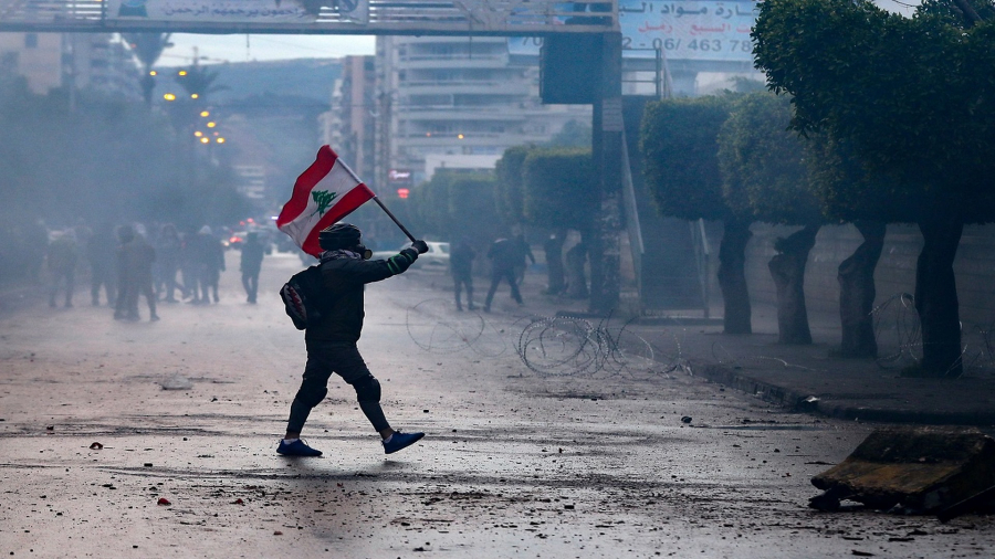 لبنان: محتجون يغلقون الشوارع في عدة مدن تنديدا بتدهور الظروف المعيشية