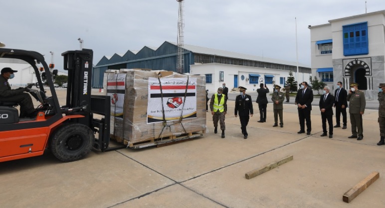 وصول طائرة عسكرية مصرية محمّلة بمعدات طبية الى القاعدة العسكرية بالعوينة